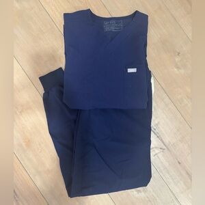 navy jogger and top sz medium figs scrubs.